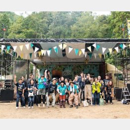 スタッフたちと（提供写真）