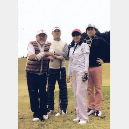 ゴルフでワイワイが楽しい（左端が本人）／（提供写真）