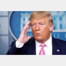 感染拡大阻止をアピールするトランプ米大統領（Ｃ）ロイター