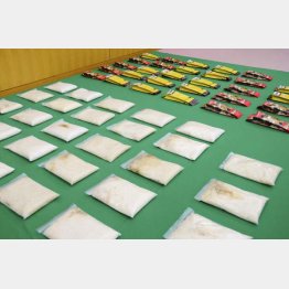 押収された覚醒剤とコーヒー袋（奥）／（Ｃ）共同通信社