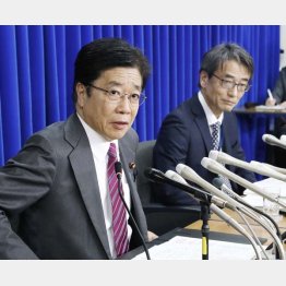 専門家会議の座長は感染研所長（右）／（Ｃ）共同通信社