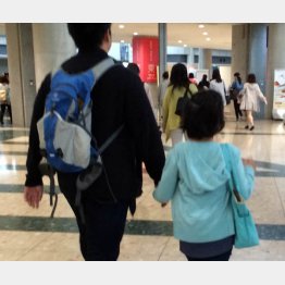 突然の“長い休み”で父親も大変（Ｃ）日刊ゲンダイ