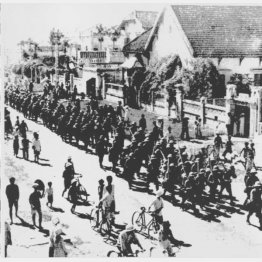 ベトナム・海防（ハイフォン）市を行進する日本の一色部隊＝撮影年月日不明（Ｃ）共同通信社