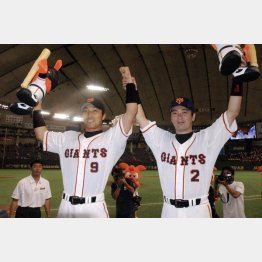 2002年にお立ち台に上がる清水（左）と元木（Ｃ）共同通信社