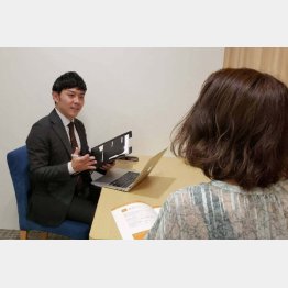 カウンセリング責任者（取材当時）の奥田拓陽さん（左）と筆者（Ｃ）日刊ゲンダイ