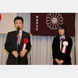杉田水脈議員（右）のパーティーで挨拶する西村経済再生相（Ｃ）日刊ゲンダイ