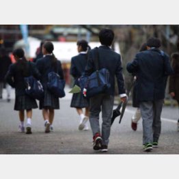 家でじっとするしかない？（Ｃ）日刊ゲンダイ