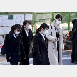 新型コロナウイルスの感染拡大を受け、マスク姿で合同会社説明会の会場に向かう就職活動の学生ら（Ｃ）共同通信社