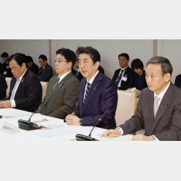 安倍首相の独断専横（中韓入国者に待機要請、新型コロナウイルス感染症対策本部会合で発言する安倍首相）／（Ｃ）共同通信社