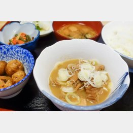 食事処「こんぼうず」の名物「もつ煮込み（馬）定食」（1150円＝税込み）／（Ｃ）日刊ゲンダイ