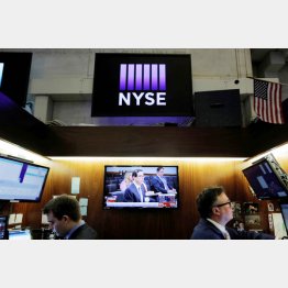 ムニューチン米財務長官のニュースが流れるニューヨーク証券取引所（Ｃ）ロイター