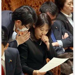 困惑の表情で事務方が用意したペーパーに目を通す森法相（11日、参院予算委員会）／（Ｃ）日刊ゲンダイ