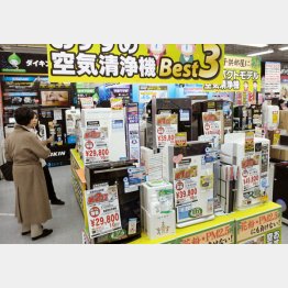 家電量販店の売り場に並ぶ各社の空気清浄機（Ｃ）共同通信社