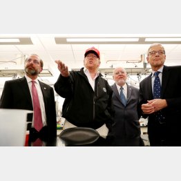 CDC視察でペラペラ（Ｃ）ロイター