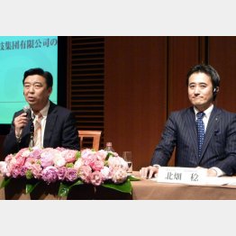 レナウンの北畑稔会長（右）／（中国企業との提携発表時＝2010年）／（Ｃ）共同通信社