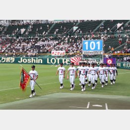 2019年夏の甲子園開会式で入場行進する山梨学院ナイン（Ｃ）日刊ゲンダイ