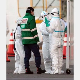 ダイヤモンド・プリンセス号周辺で、防護服を着用し作業する関係者（Ｃ）日刊ゲンダイ