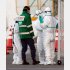 ダイヤモンド・プリンセス号周辺で、防護服を着用し作業する関係者（Ｃ）日刊ゲンダイ