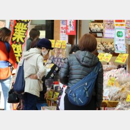 買い物は「必要な物だけ」／（Ｃ）日刊ゲンダイ