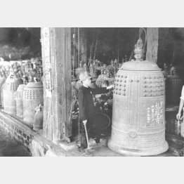 太平洋戦争直前の1941年9月1日に施行された金属類回収令により、寺院の梵鐘から家庭の鍋釜に至るまで軍需用資材として、利用可能な金属類は根こそぎ供出させられた（Ｃ）共同通信社
