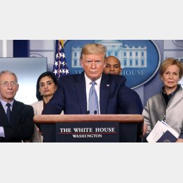 新型コロナウィルス特別委員会のメンバーと会見に臨むトランプ米大統領（Ｃ）ロイター