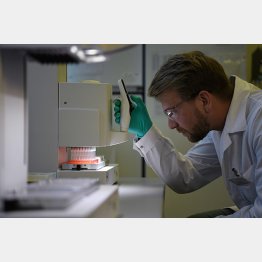 新型コロナウィルスのワクチンの開発研究をする独「キュアバック」社の研究員（Ｃ）ロイター