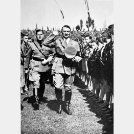 「ヒトラーユーゲント」の大会で敬礼に応えるヒトラー（Ｃ）World History Archive／ニューズコム／共同通信イメージズ