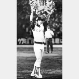 1983年8月、2000安打を放ち、花束を掲げる衣笠（Ｃ）共同通信社