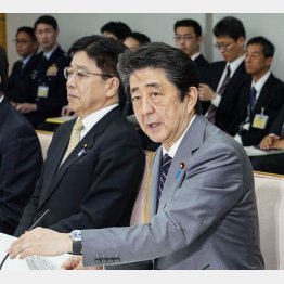 新型コロナウイルス感染症対策本部の会合で発言する安倍首相（Ｃ）共同通信社