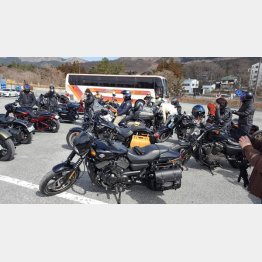 バイク仲間とツーリング（提供写真）