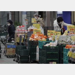 ひたすら安く買う一方で無駄が生まれる…（Ｃ）日刊ゲンダイ