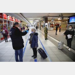 伊ミラノ駅で警備員から体温チェックを受ける乗客（写真はイメージ＝ロイター）