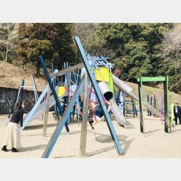 ケルナー広場はカラフルでユニークな形の遊具ばかり（Ｃ）日刊ゲンダイ