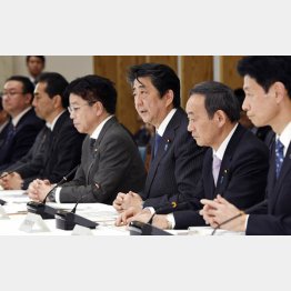 会見を避け、政府の対策会議の席上で発表（3月20日、新型コロナウイルス感染症対策本部会合での安倍首相）／（Ｃ）共同通信社