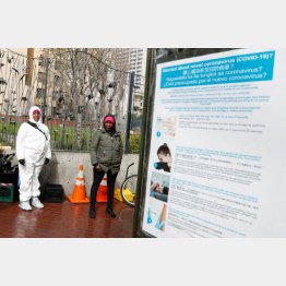 外出禁止措置が出ているカリフォルニア州サンフランシスコの公衆トイレを清掃する作業員（Ｃ）ロイター