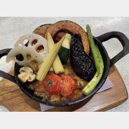 「彩り野菜の焼きチーズカレー」／（Ｃ）日刊ゲンダイ