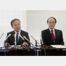 新型コロナウイルスの検出法開発について記者会見する神奈川県の黒岩祐治知事（左）と理化学研究所の担当者（Ｃ）共同通信社