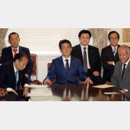 自民党役員会に臨む安倍首相（Ｃ）日刊ゲンダイ
