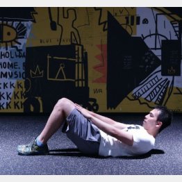 ギリギリ背中が浮いている状態が正しいスタート位置（Ｃ）日刊ゲンダイ