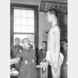 1942（昭和17）年4月18日、栃木県下の徴兵検査を視察する東條英機（Ｃ）共同通信社