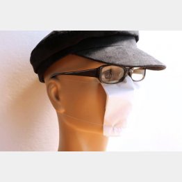 ”耳が痛くならない輪ゴム”で二つ折りにしたキッチンペーパーを引っ掛ける（Ｃ）日刊ゲンダイ