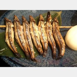 キビナゴの一夜干しはマヨネーズをつけて（Ｃ）日刊ゲンダイ