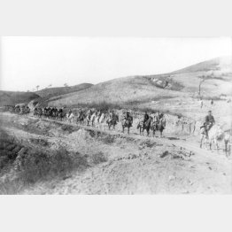 二○三高地（現、中国遼寧省大連市）を目指して進む日本軍（1904年）／（Ｃ）共同通信社