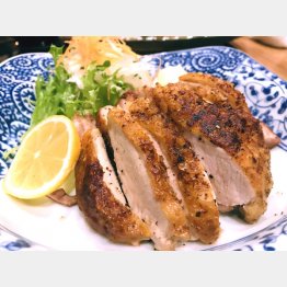 「柿蔵」の名物「上林鶏のもも塩焼き」／（Ｃ）日刊ゲンダイ