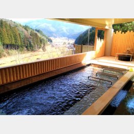あやべ温泉「二王の湯」のヒノキ露天風呂（Ｃ）日刊ゲンダイ