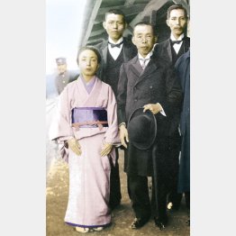 郡是製絲の創業者・波多野鶴吉と妻・はな（Ｃ）日刊ゲンダイ