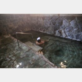 足元から湯が湧き出る（大丸あすなろ荘）／（提供写真）