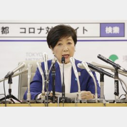 新型コロナウィルスについての会見をする小池都知事（Ｃ）日刊ゲンダイ