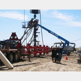 米国はシェールブームで沸いてイケイケだったが（シェールガスなどを採掘する「井戸」＝2014年、米テキサス州）／（Ｃ）共同通信社