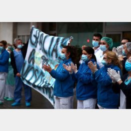 感謝に応える財団ヘメネス・ディアス病院の医療従事者たち（スペイン、マドリッド）／（Ｃ）ロイター